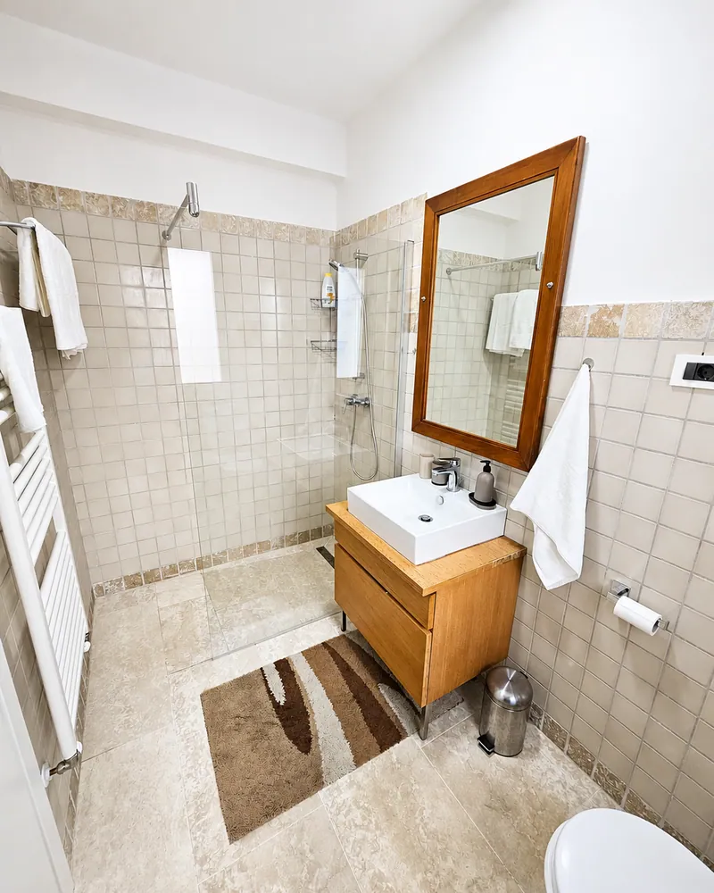 Full bathroom with shower, toilet and bidet (3 of 3)