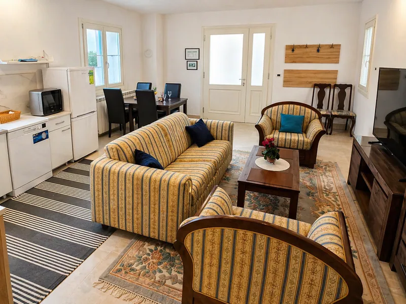 Living & dining at Sandi Suite
